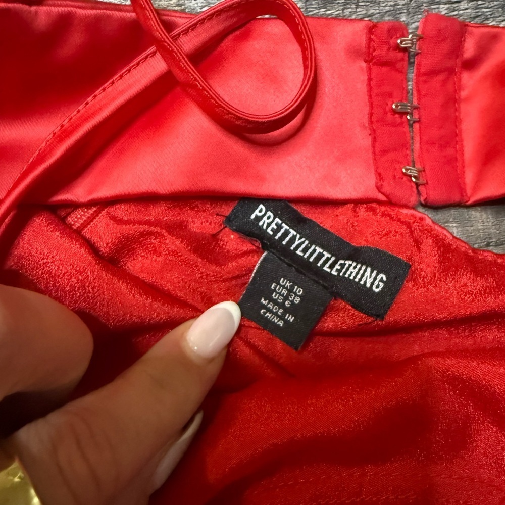 PrettyLittleThing Scarlet Satin Top - Picture 4 of 6